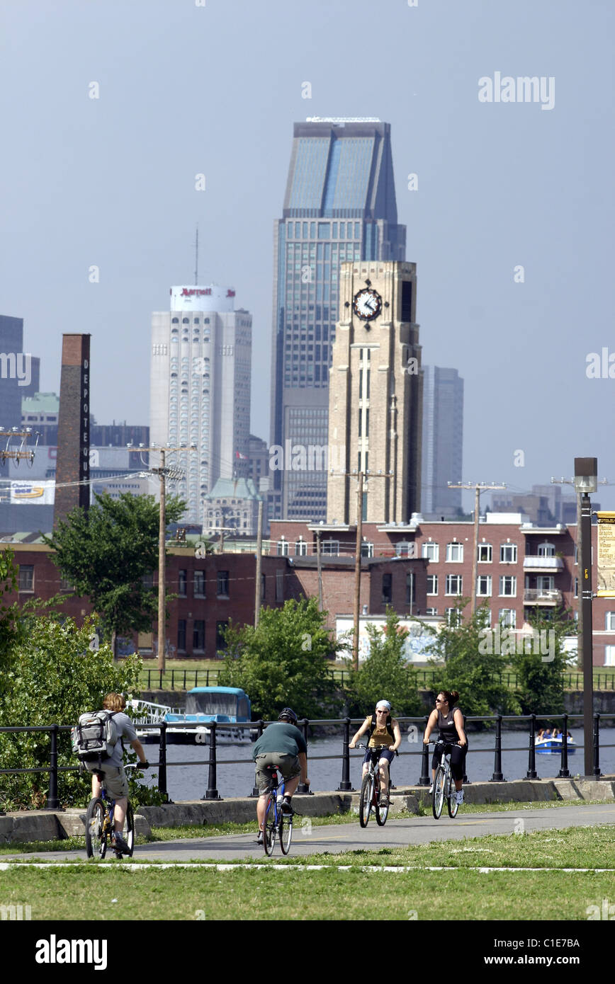 Canada Quebec, Montreal, pista ciclabile lungo il canale di Lachine, in background area del centro cittadino di Montreal Foto Stock