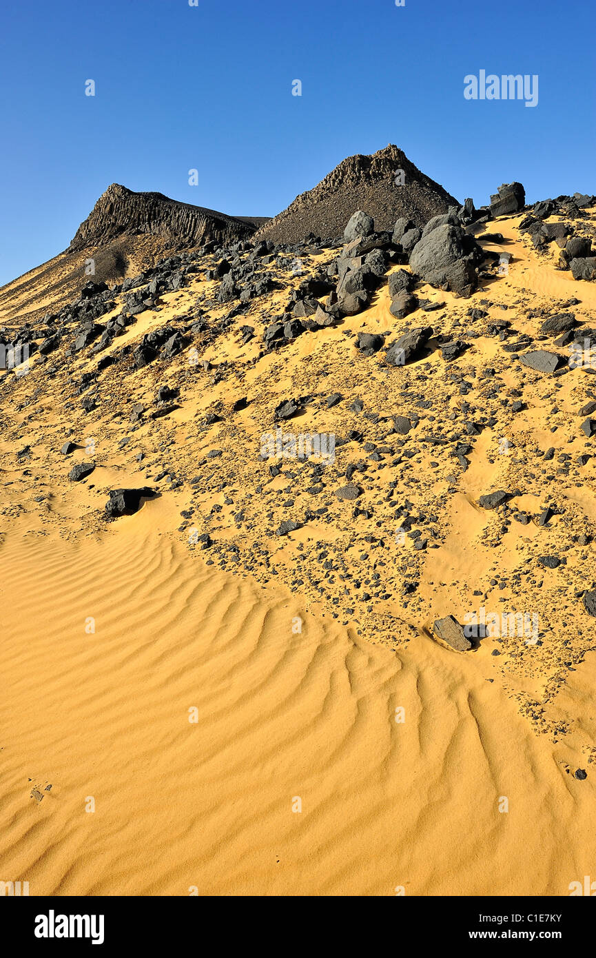 Montagna di origine vulcanica nel deserto nero, Lybian Desert, western di Egitto Foto Stock