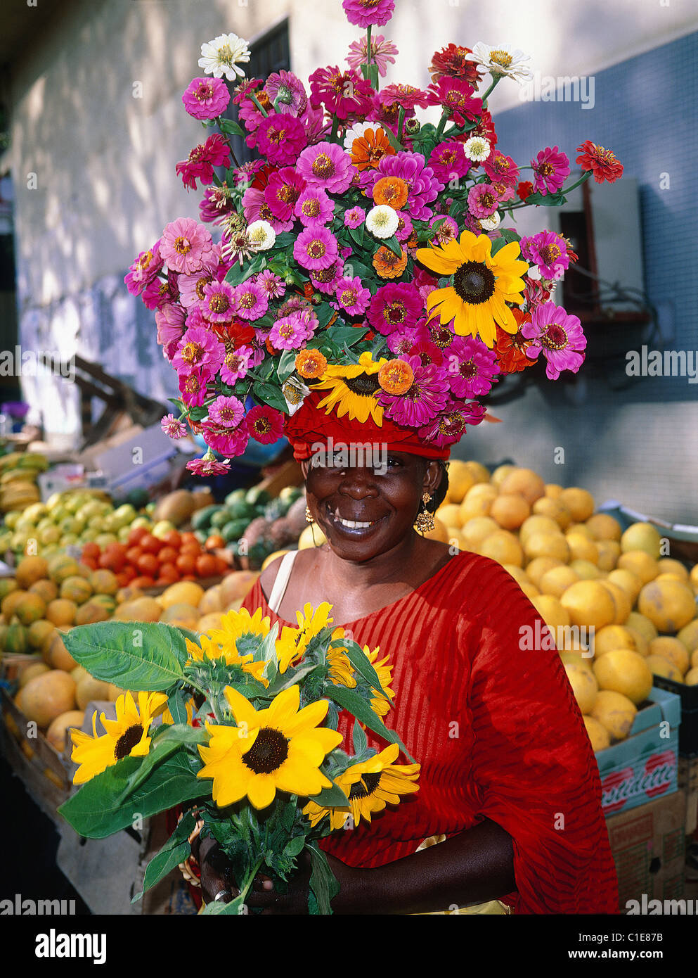 Il Senegal, Dakar, mercato Kermel, donna che porta sulla sua testa mazzi di fiori per la vendita Foto Stock
