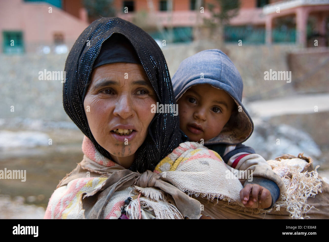 Un riff donna chiamato Eesha e giovane bambino dalla zona del Todra Gorge in Marocco Foto Stock