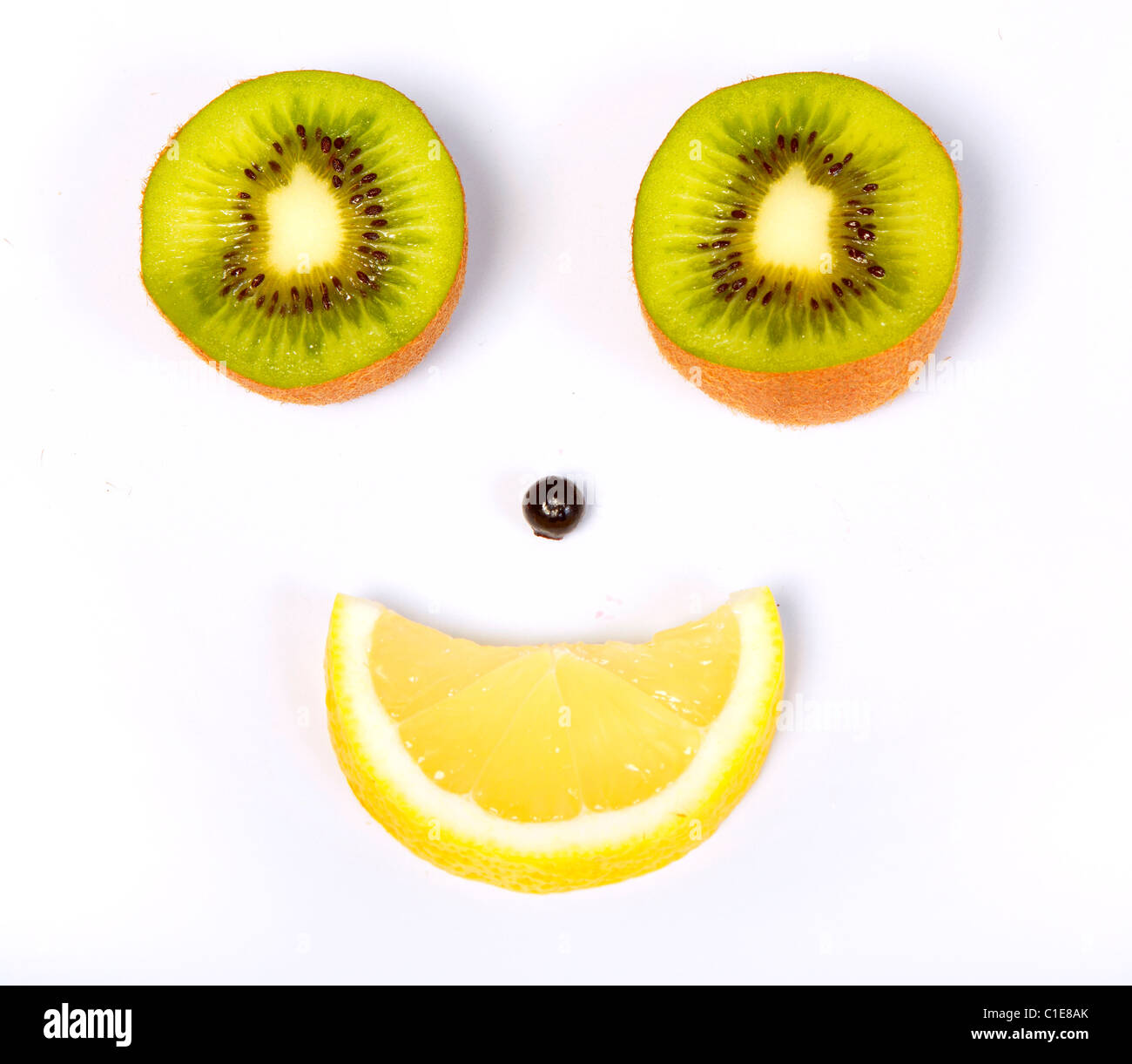 Intersecato kiwi e limone con mirtillo disposte come sorriso Foto Stock
