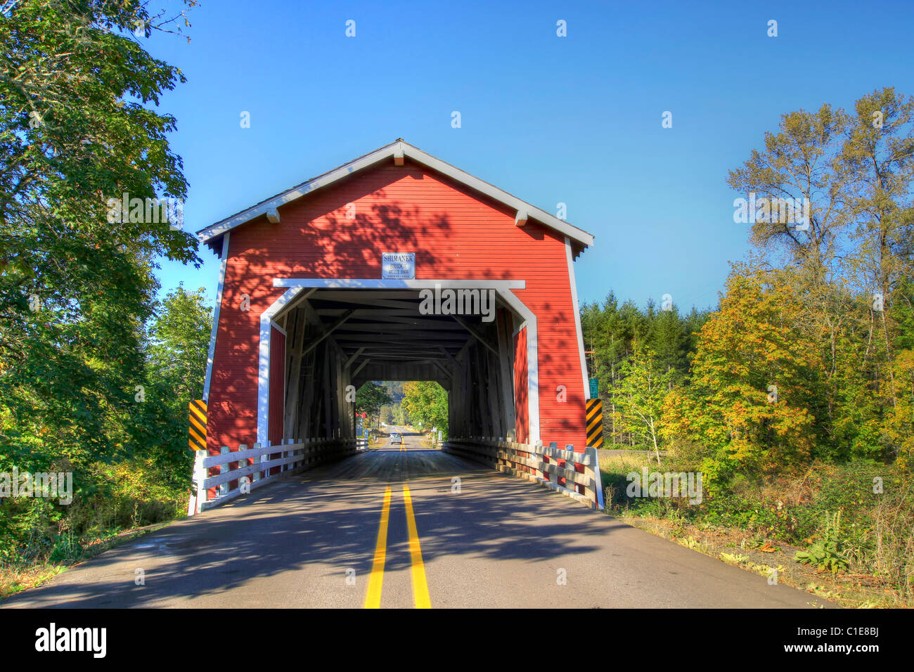 Rosso Shimanek ponte coperto su Thomas Creek Oregon 2 Foto Stock