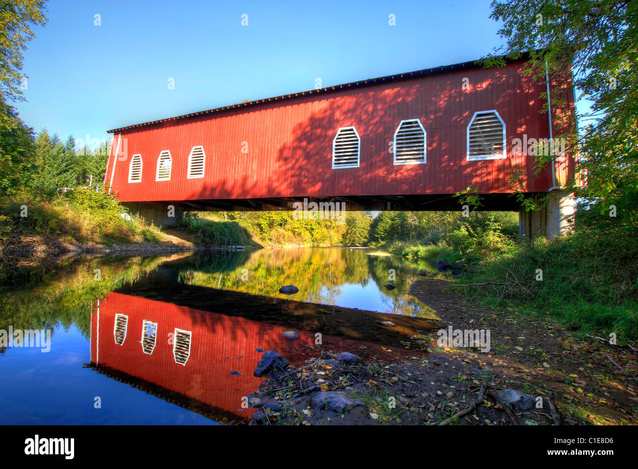 Rosso Shimanek ponte coperto su Thomas Creek Oregon Foto Stock
