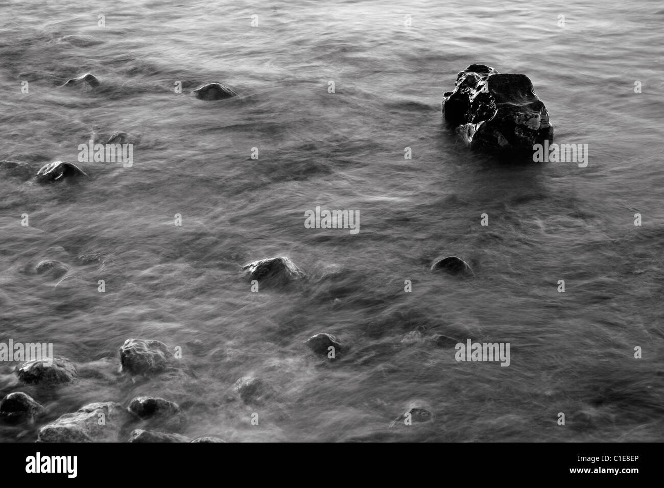 Pietra nera nel Mar Baltico Foto Stock