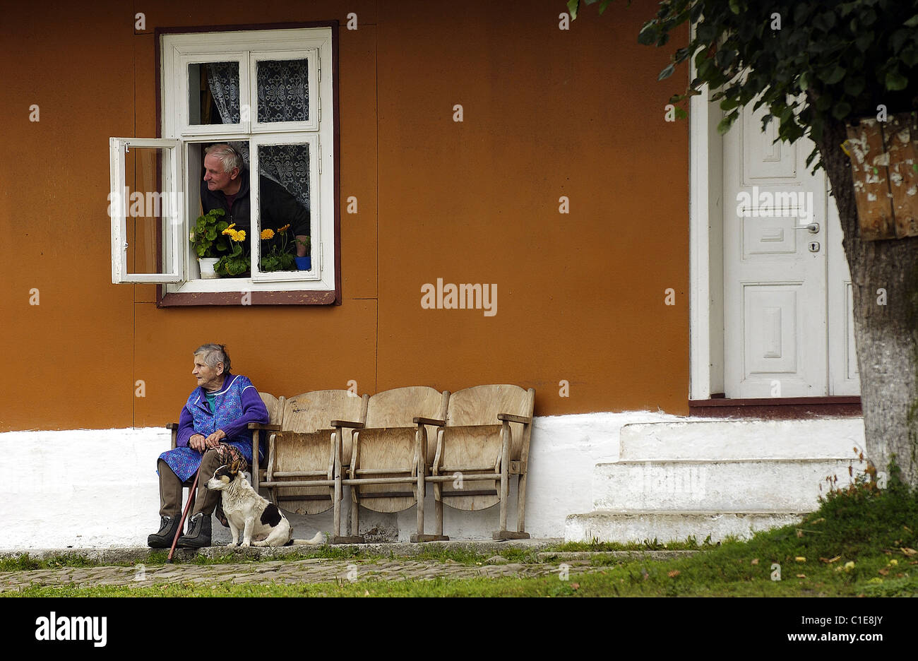 Polonia, Transcarpazia, coppia di anziani e il loro cane a Mrzyglod nel nord di Sanok Foto Stock