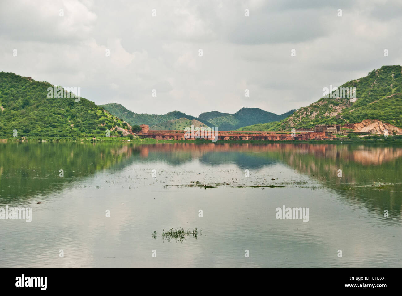 Jai Mahal lago, nella città di ambra, India. Foto Stock