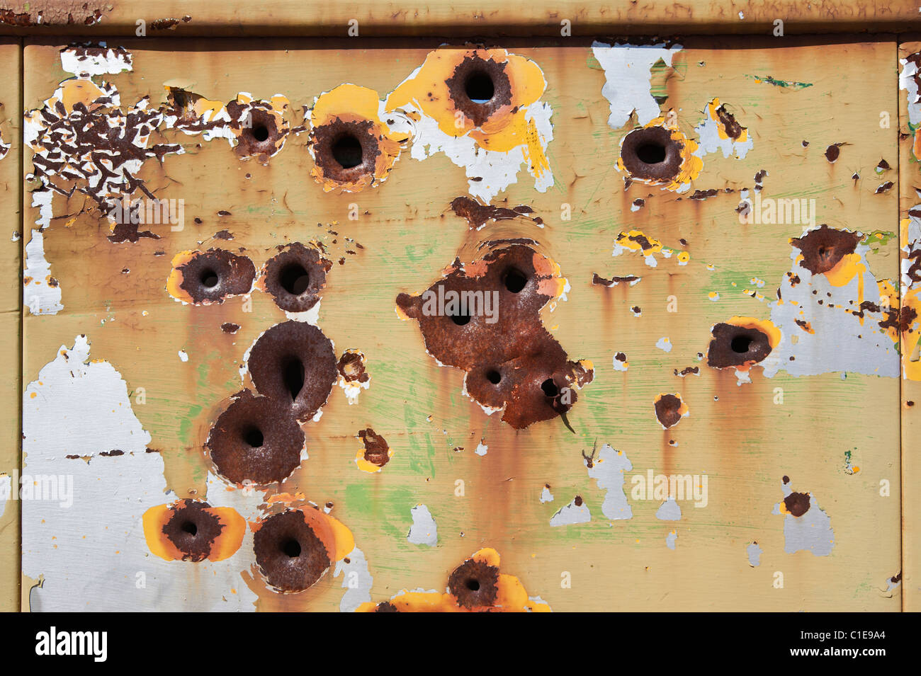 Abbandonato il bus con rusty fori di proiettile, Deserto Mojave, California Foto Stock