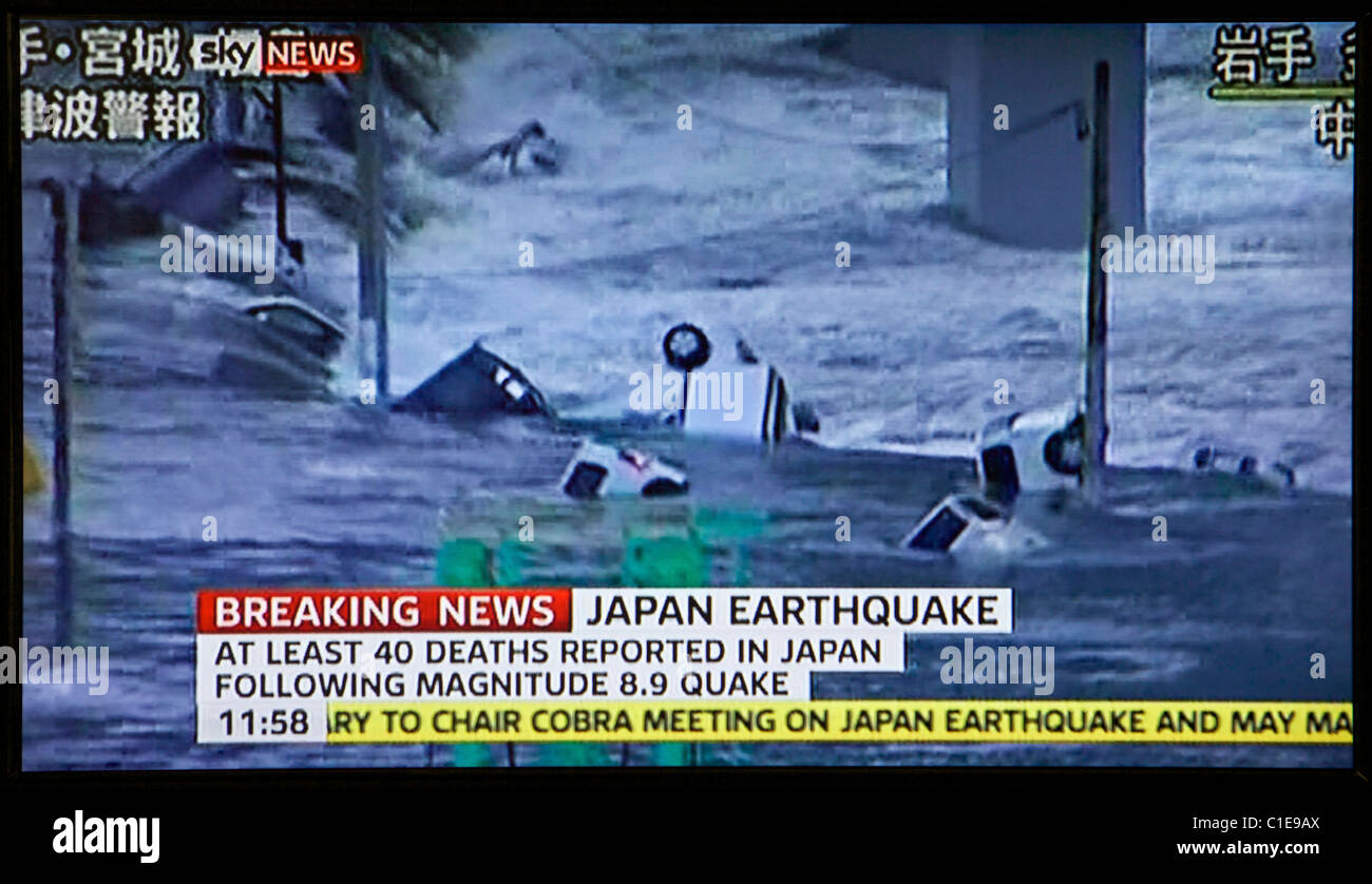 Giappone terremoto e tsunami. 11.03.11. Schermata dal Regno Unito la televisione come notizia emerge dal Giappone. Foto Stock