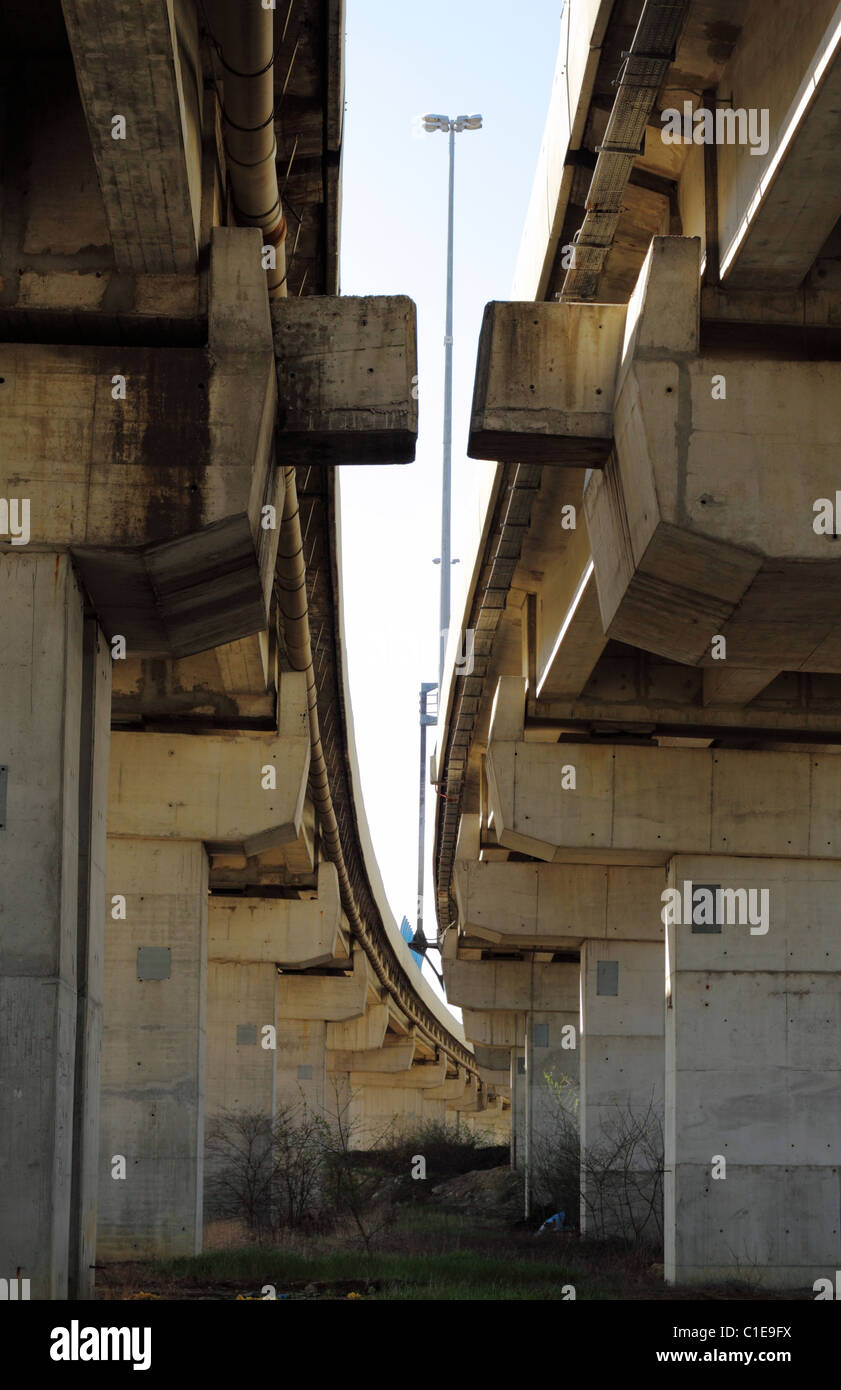 Vista da sotto il viadotto di una grande autostrada Foto Stock