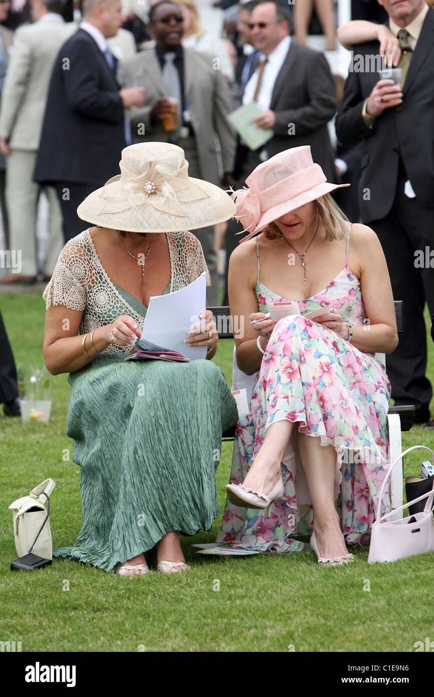 Le donne in cappelli a una corsa di cavalli, Epsom, Regno Unito Foto Stock