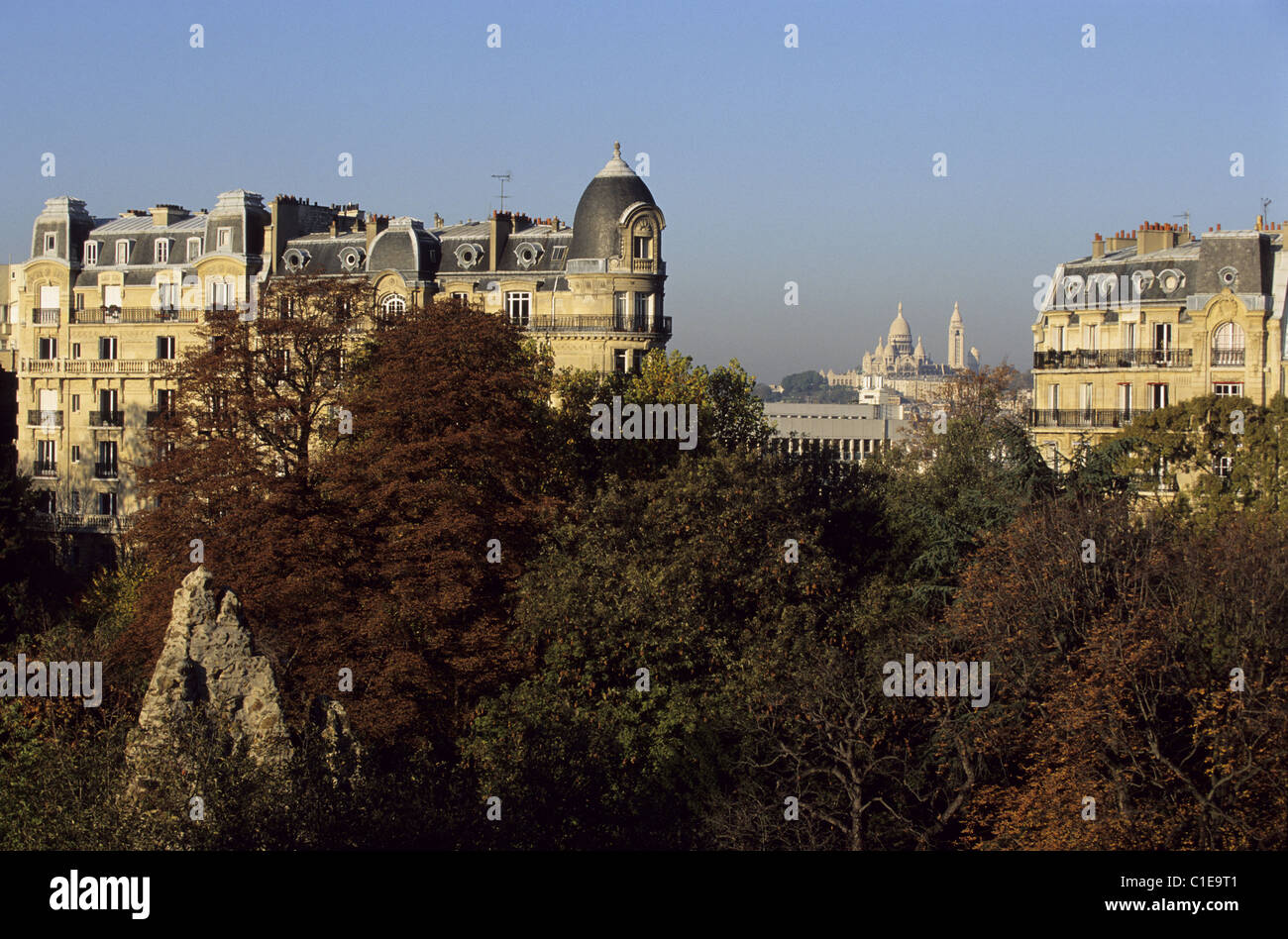 Francia, Parigi, Parco Buttes Chaumont e edifici post in stile Haussmann su Manin Street Foto Stock