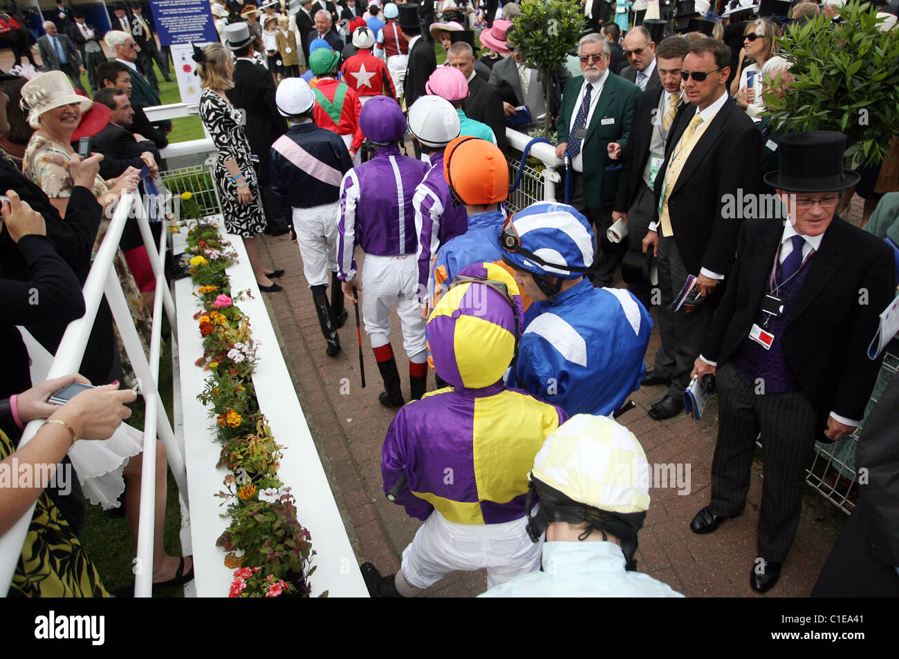 Fantini sul modo nel paddock, Epsom, Regno Unito Foto Stock