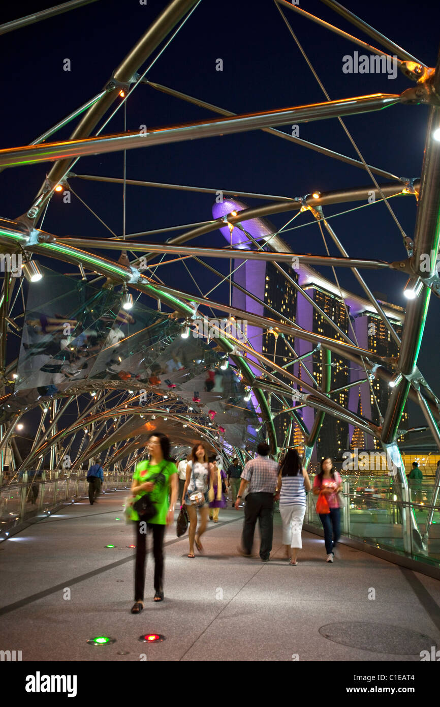 Vista lungo il ponte di elica a Marina Bay Sands Singapore. Il Marina Bay, Singapore Foto Stock