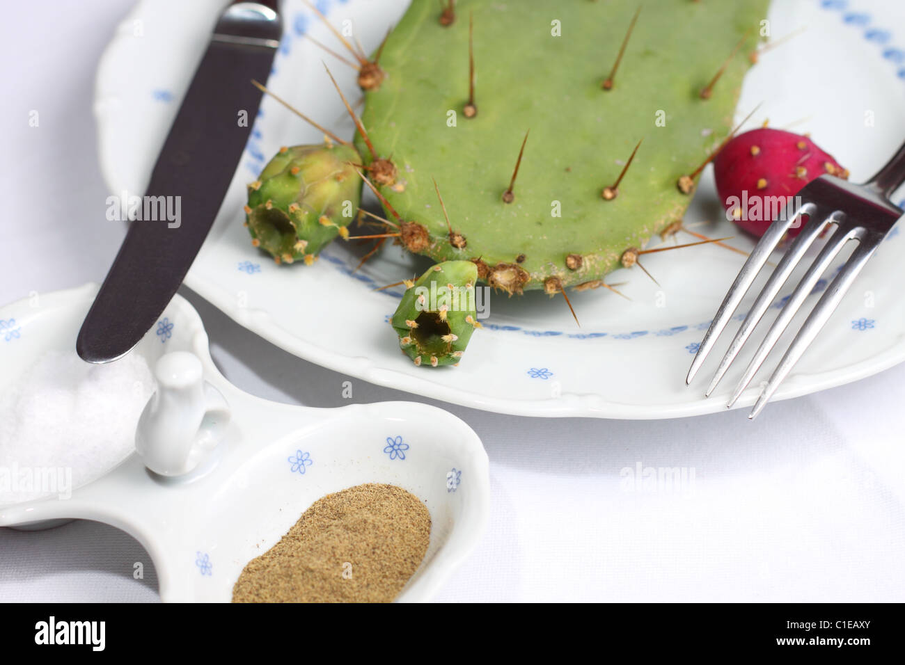 Cactus sulla piastra con coltello e forchetta e malsano, concetto di mangiare Foto Stock