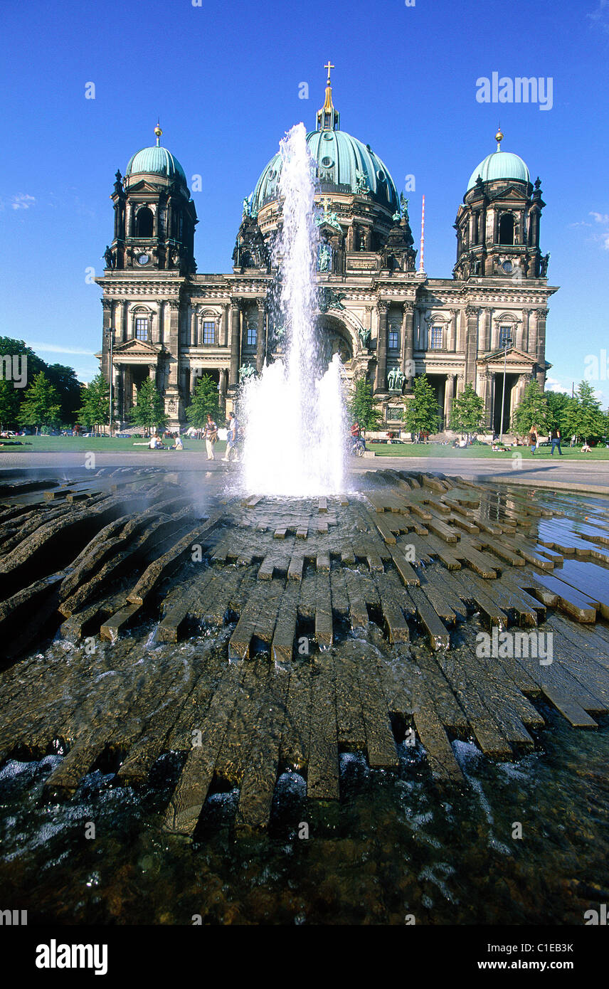 Germania Berlino, fontana di fronte alla Cattedrale Foto Stock