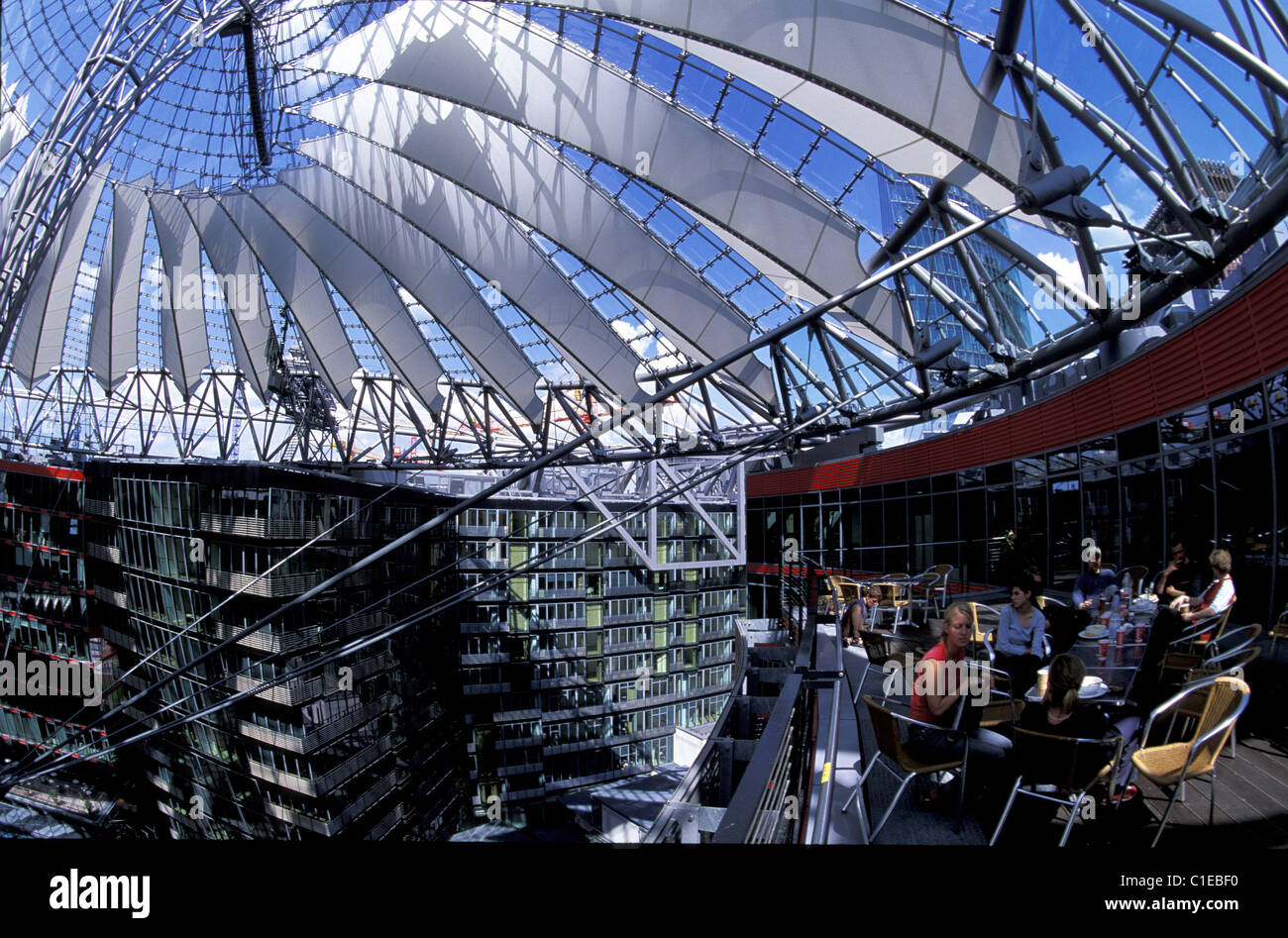 Germania, Berlino, Postdamer Platz, la cupola di vetro del Sony Center dall'architetto Helmut Jahn Foto Stock