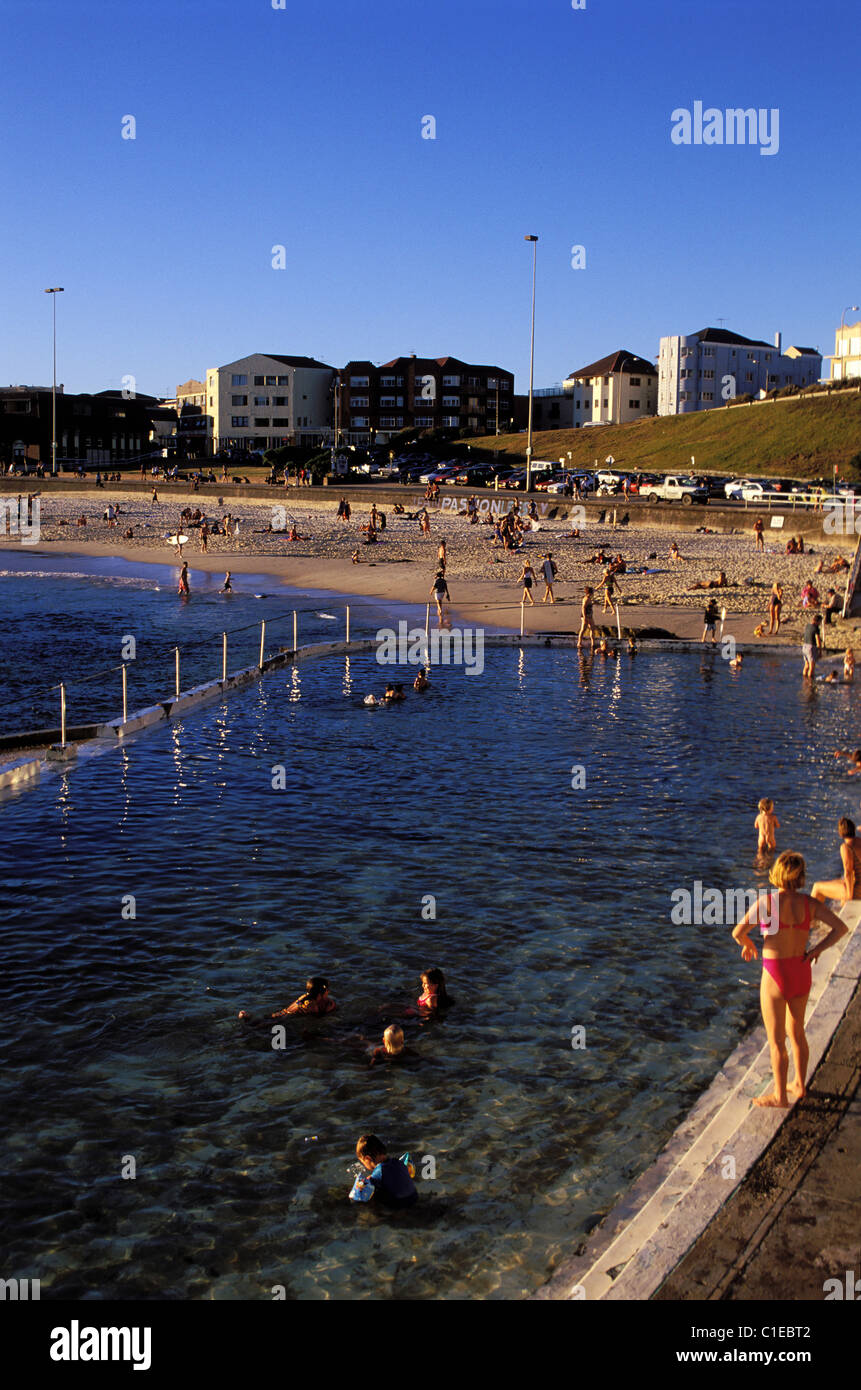 Australia, Sydney Bondi, la spiaggia più famosa dell'Australia (15 minuti lontano dalla città) Simming piscina con acqua di mare Foto Stock