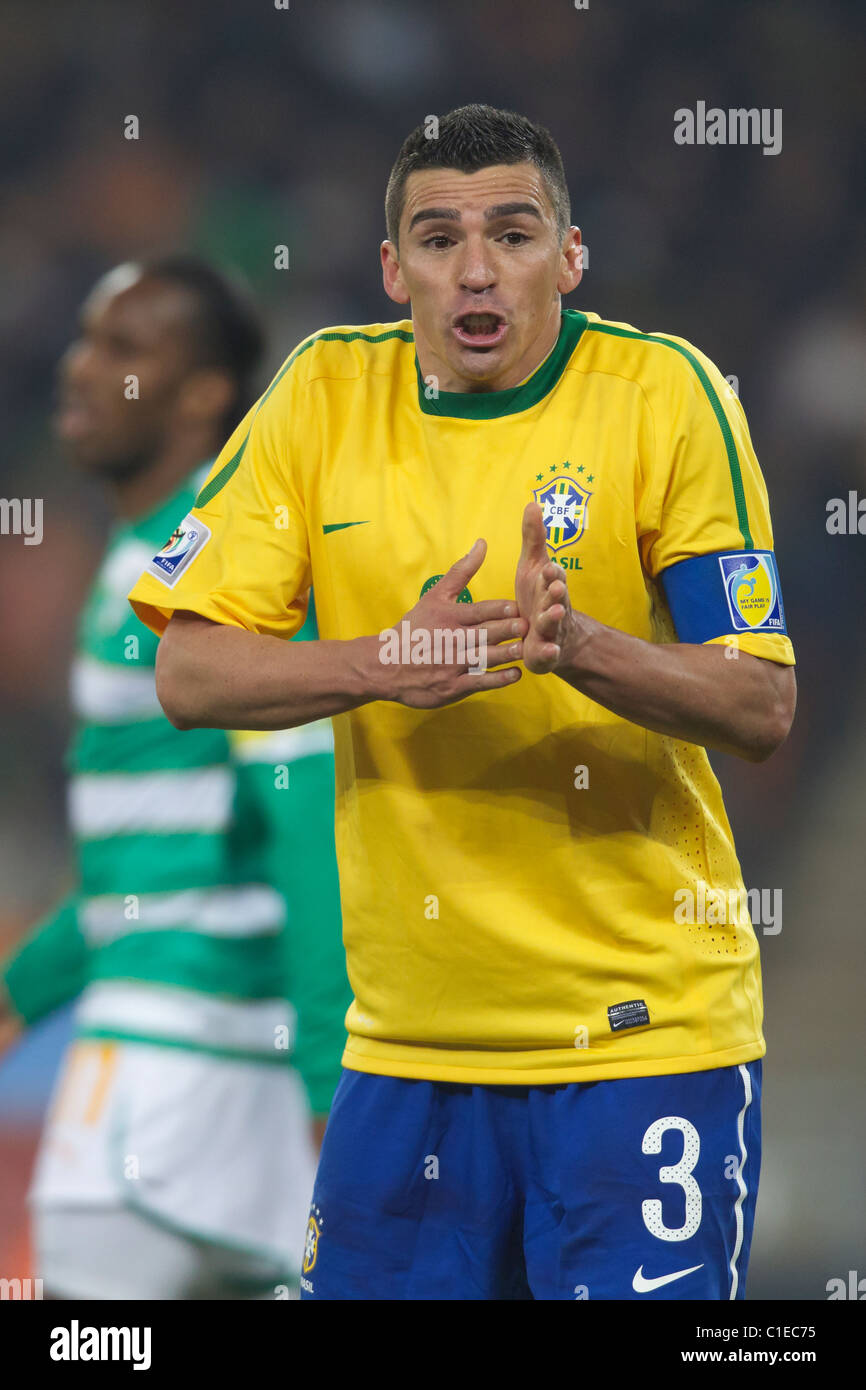 Il Brasile team capitano Lucio gesti mentre la contestazione di una chiamata con il per guardafili durante un 2010 World Cup match contro la Costa d Avorio. Foto Stock