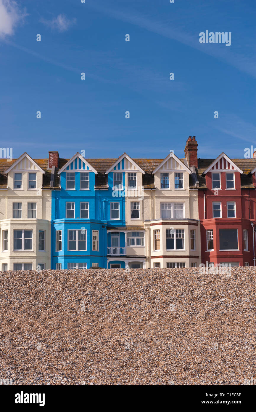 Una fila di colorata baia fronteggiata case sul lungomare di Aldeburgh , Suffolk , Inghilterra , Inghilterra , Regno Unito Foto Stock