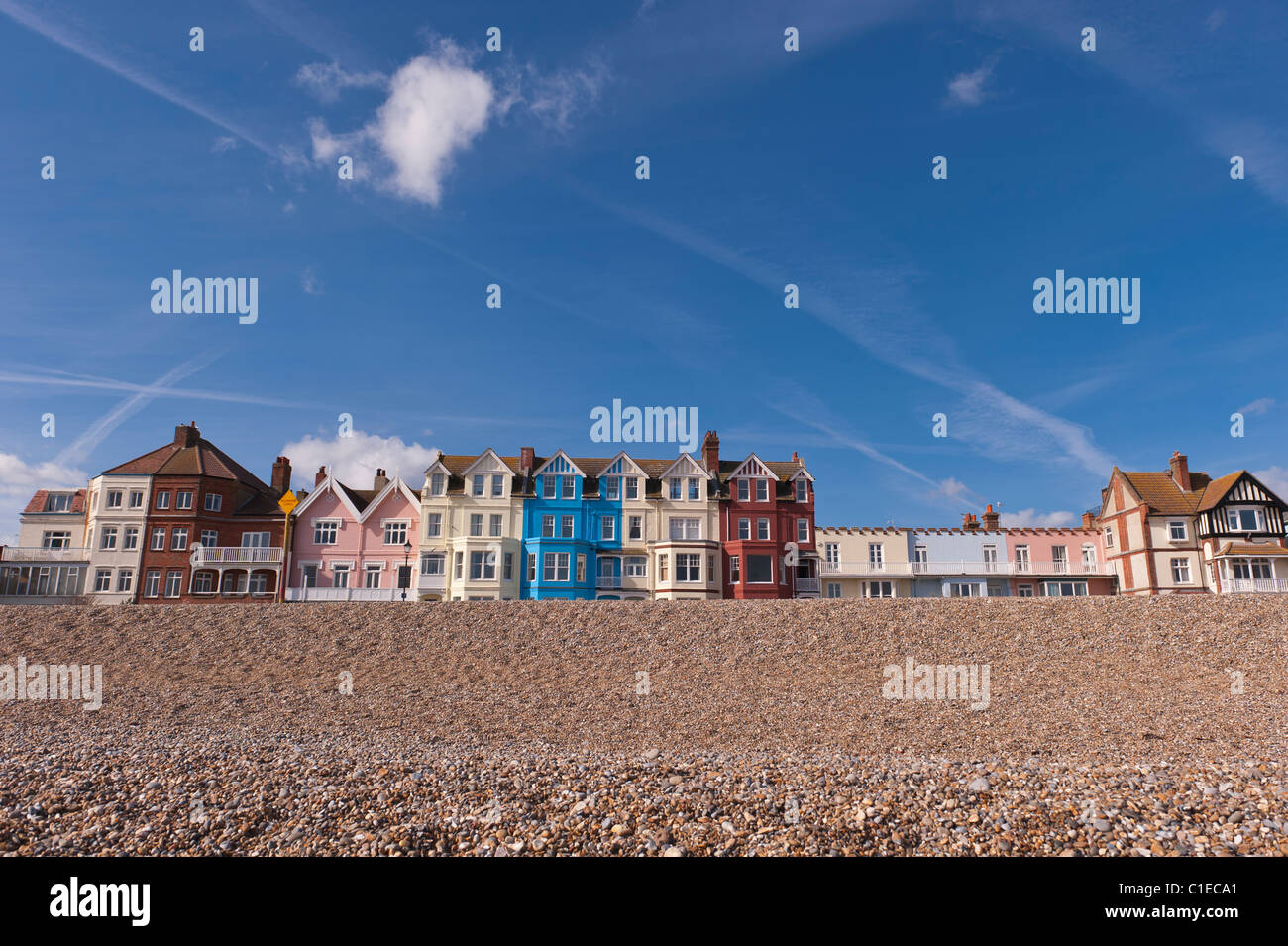 Una fila di colorata baia fronteggiata case sul lungomare di Aldeburgh , Suffolk , Inghilterra , Inghilterra , Regno Unito Foto Stock