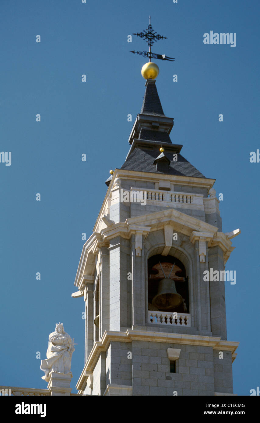 Madrid Spagna Cattedrale Senora de Al Nuestra Senora de la Almudena torre campanaria e croce Foto Stock