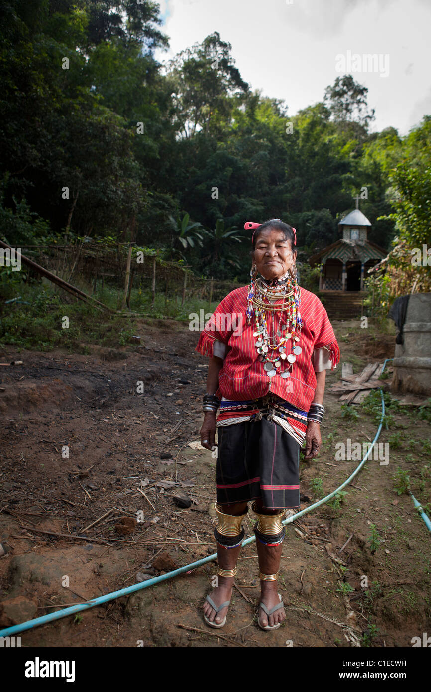 Grande orecchio Karen vecchia donna in piedi al loro villaggio, Ban Nai Soi, Mae Hong Son, Thailandia Foto Stock