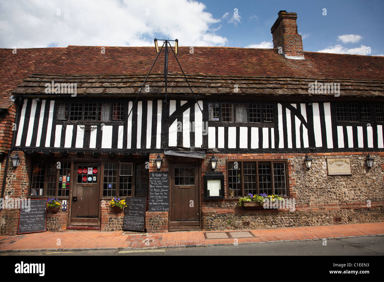 Il George Inn (prima concesso in licenza in 1397), High St, Alfriston, East Sussex, England, Regno Unito Foto Stock