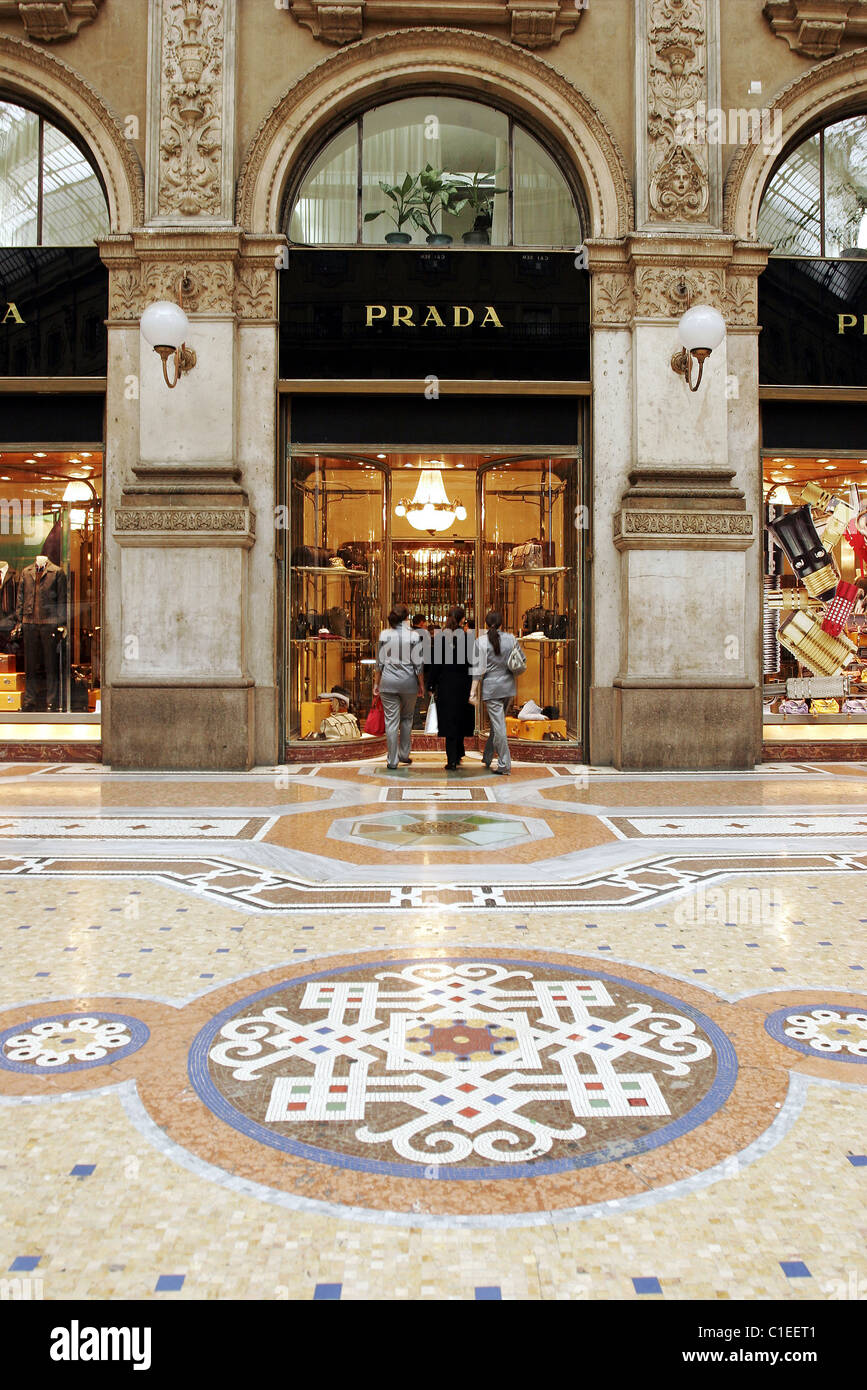 L'Italia, Milano, Vittorio Emanuele II galleria costruita sul XIX secolo da Giuseppe Mengoni, Prada shop Foto Stock