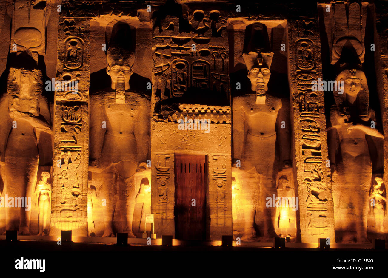 Egitto Nubia Abu Simbel sito elencato come patrimonio mondiale dall' UNESCO Nefertari tempio dedicato alla dea Hathor a bordo del lago Foto Stock