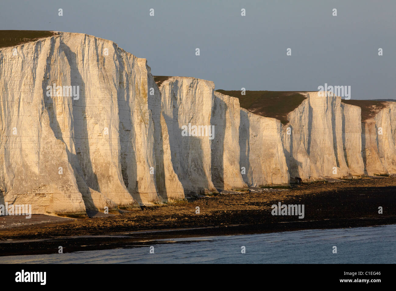 Fine luce su sette sorelle Chalk Cliffs, visto da Cuckmere Haven, vicino a Seaford, East Sussex, England, Regno Unito Foto Stock