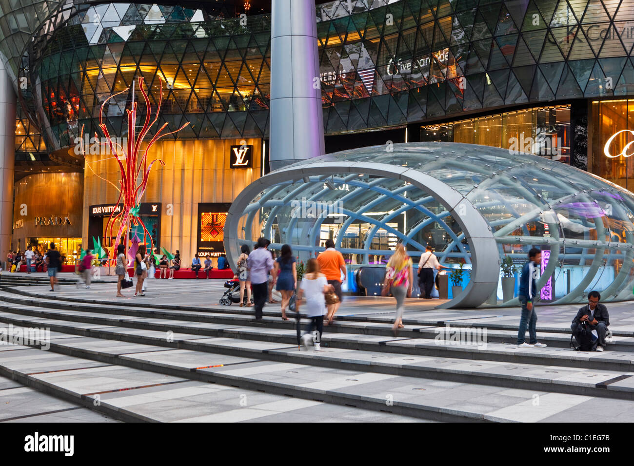 ION Orchard Mall, nel quartiere dello shopping di Orchard Road, Singapore Foto Stock