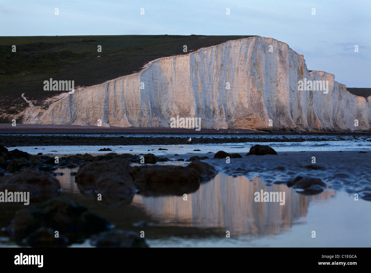 Fine luce su sette sorelle Chalk Cliffs, visto da Cuckmere Haven, vicino a Seaford, East Sussex, England, Regno Unito Foto Stock