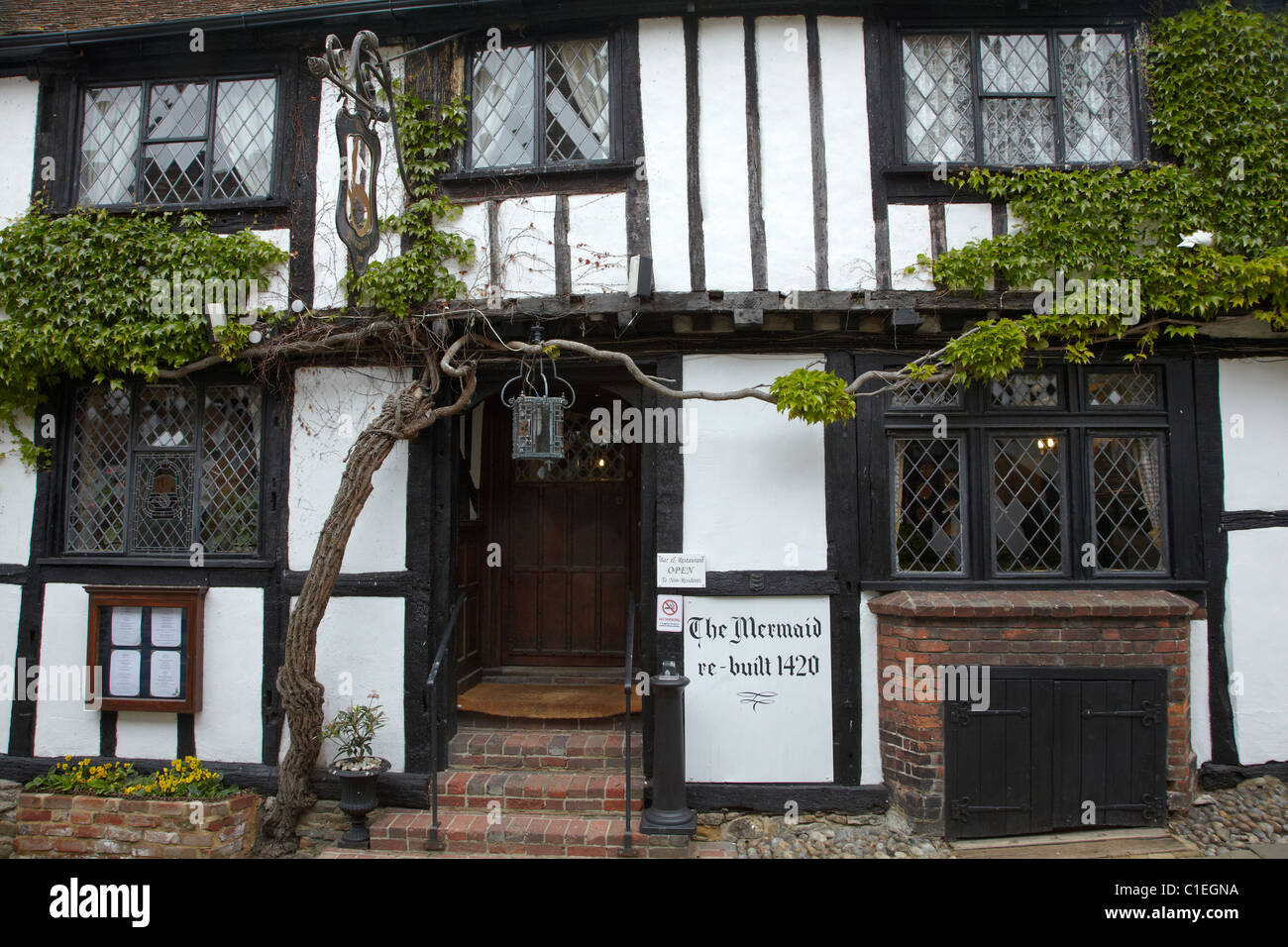 Il Mermaid Inn (fondata nel XI secolo e ricostruito 1420), segale, East Sussex, England, Regno Unito Foto Stock