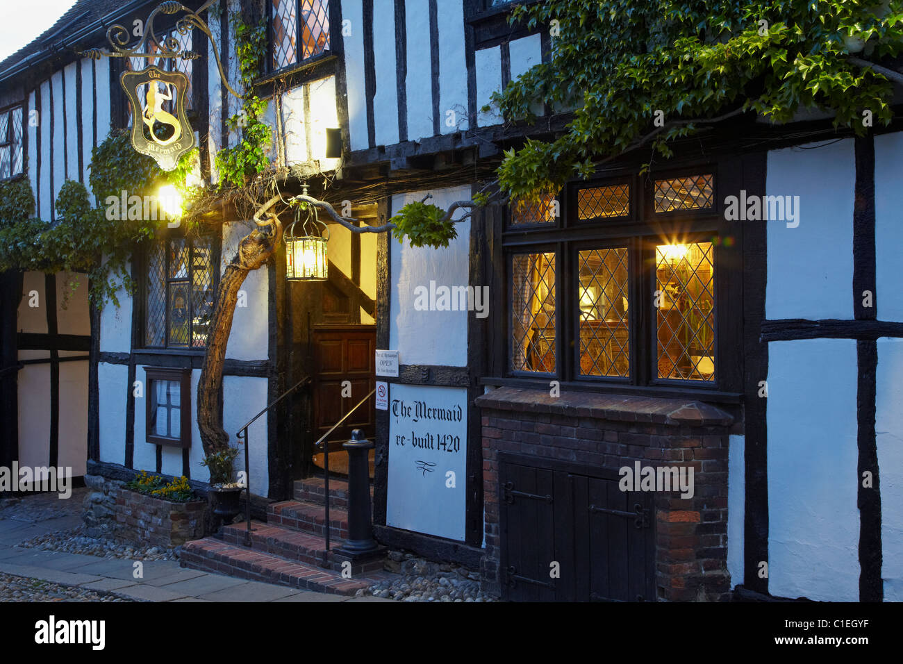 Il Mermaid Inn (fondata nel XI secolo e ricostruito 1420), segale, East Sussex, England, Regno Unito Foto Stock