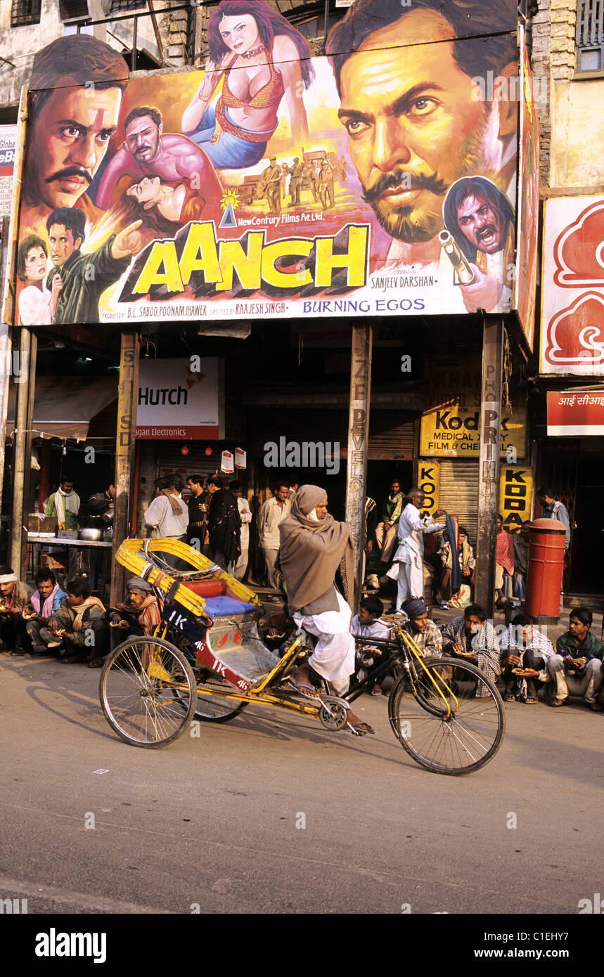 India, Vecchia Delhi, film poster in Chandni Chowk street Foto Stock