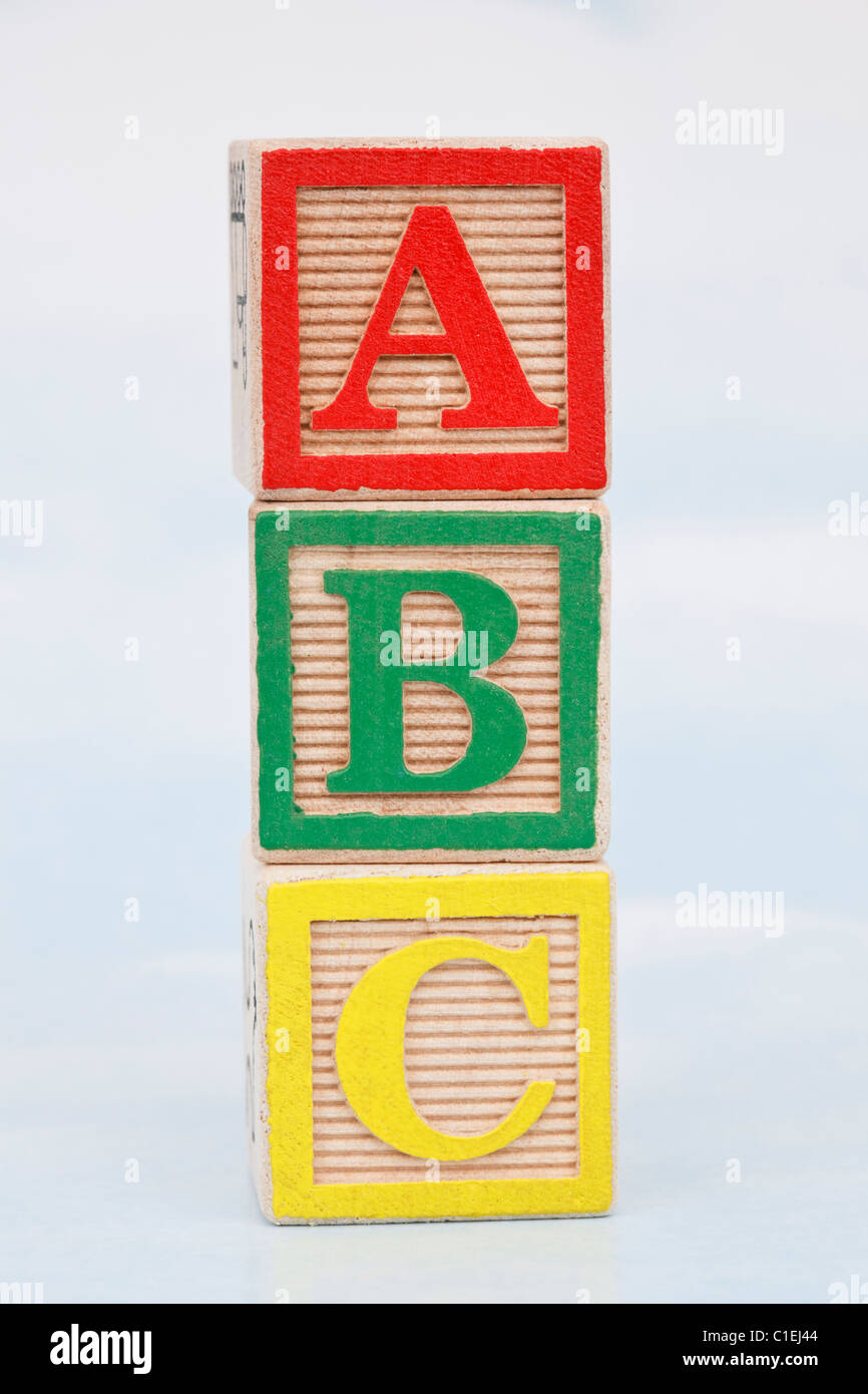 Pila di 3 alfabeto in legno blocchi con lettere ortografia ABC Foto Stock