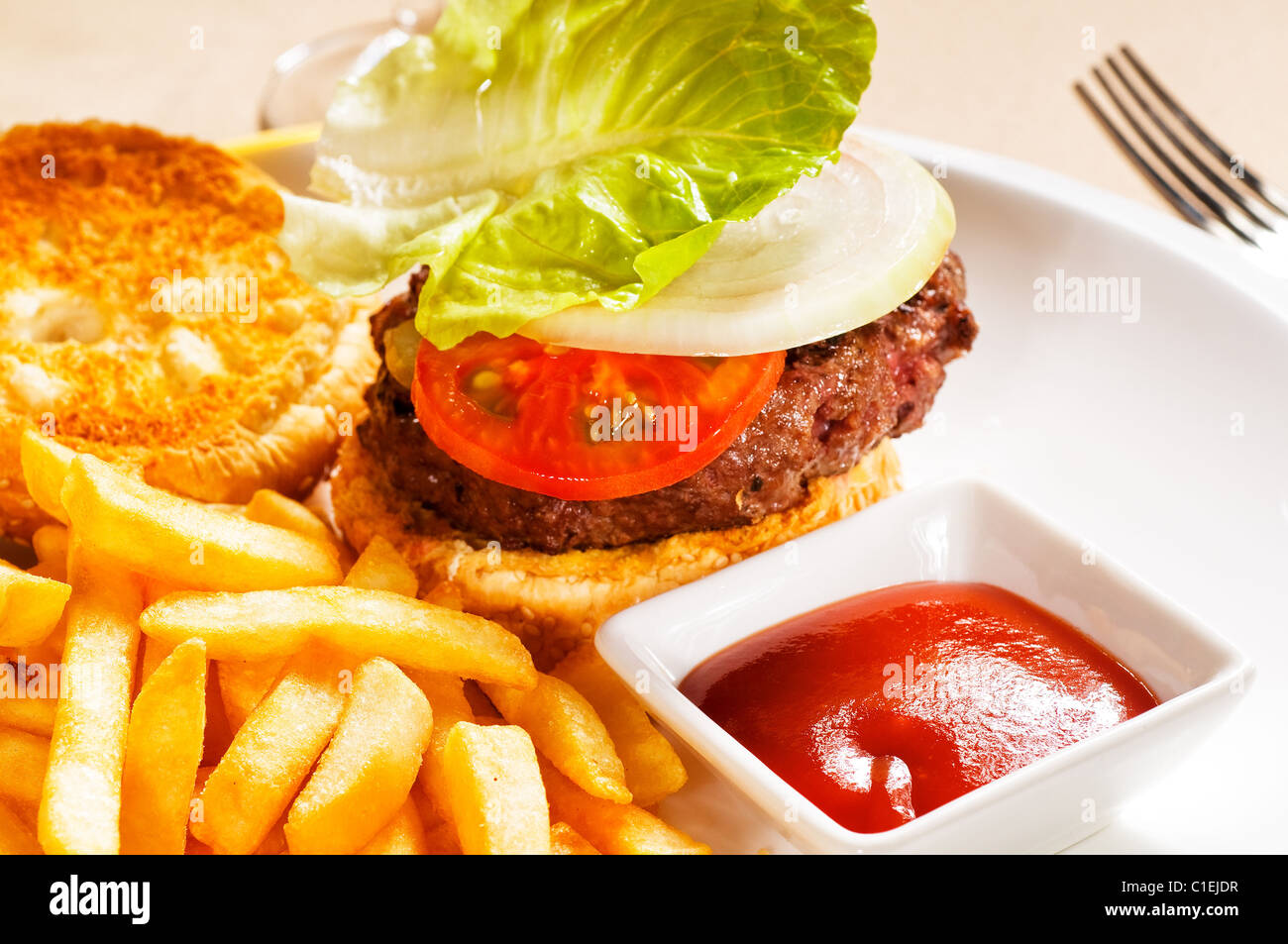 Fresh americano classico panino hamburger con patatine e salsa ketchup sul lato Foto Stock