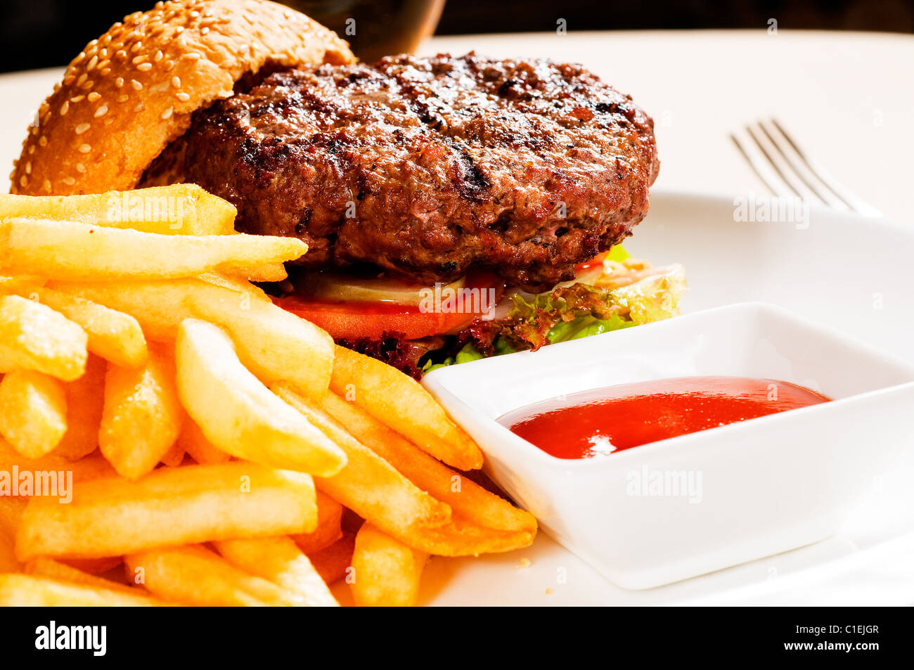 Fresh americano classico panino hamburger con patatine e salsa ketchup sul lato Foto Stock