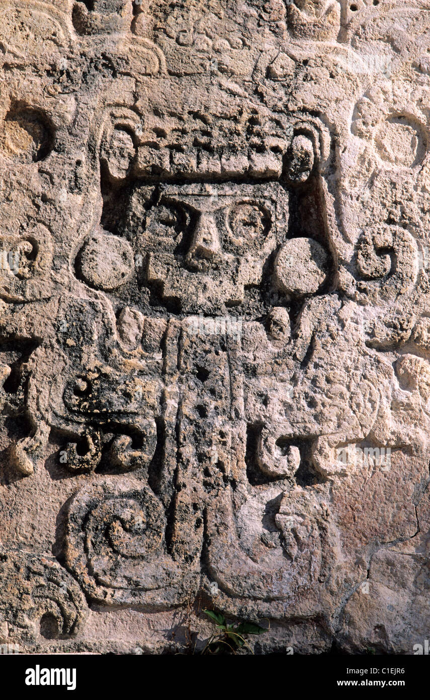 Messico, Yucatan Stato, sito Maya di Chichen Itza, un bassorilievo su di un tempio Foto Stock