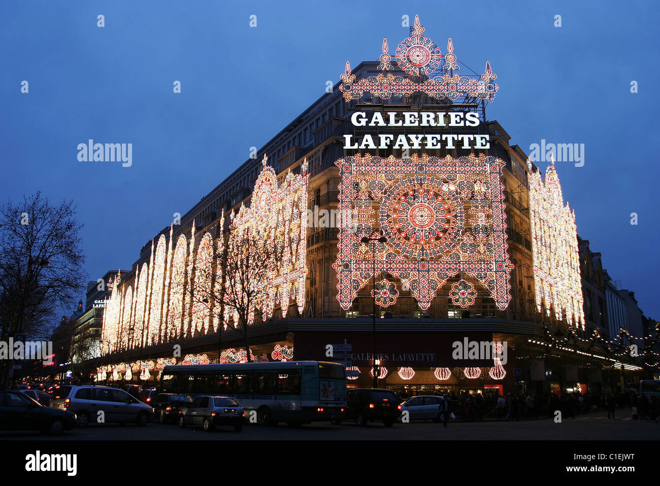 Francia, Parigi, Natale illuminazione nei grandi magazzini in un quartiere di boulevard Haussmann Foto Stock