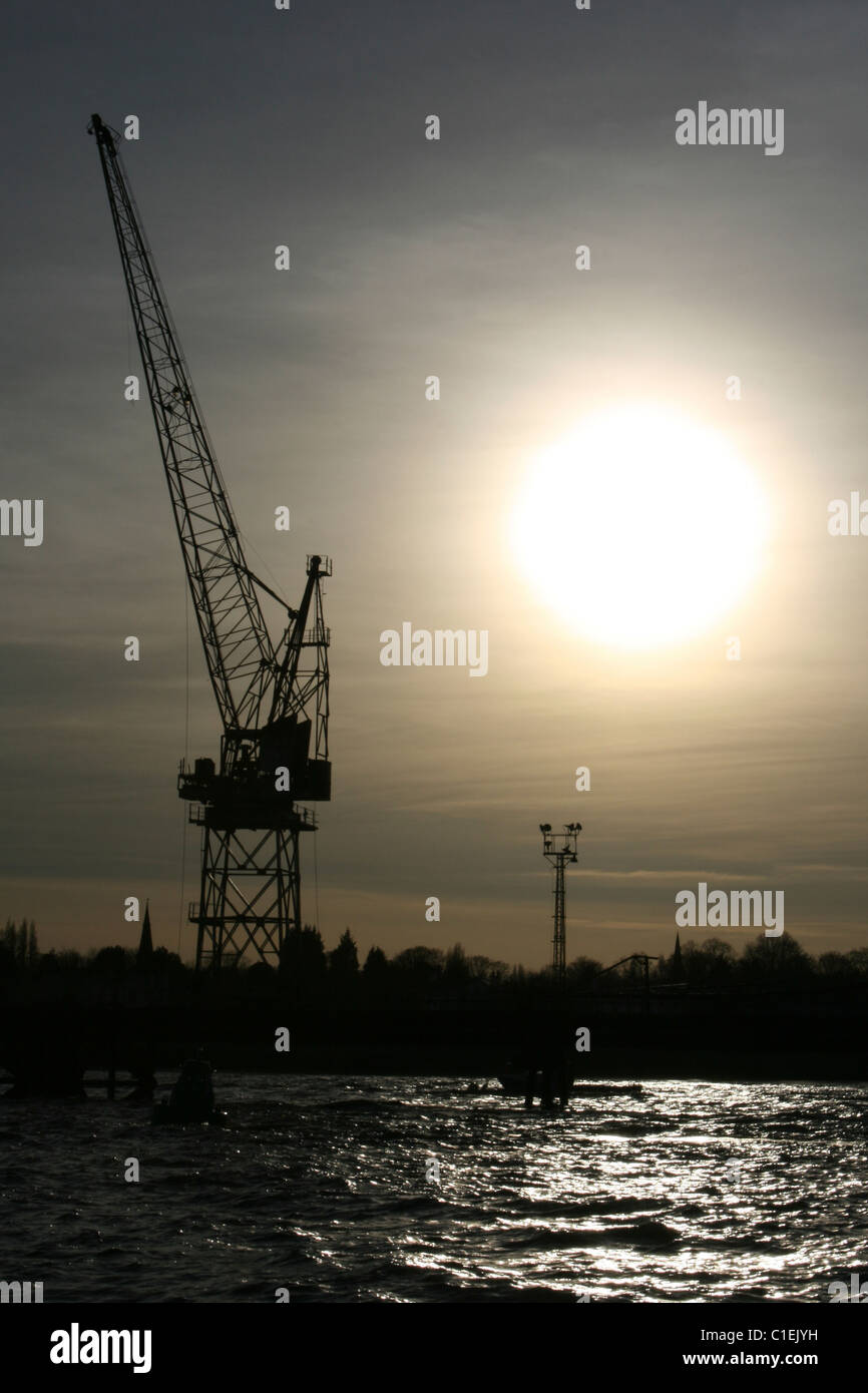 Una gru in Silhouette, fiume Mersey, Liverpool, Regno Unito Foto Stock