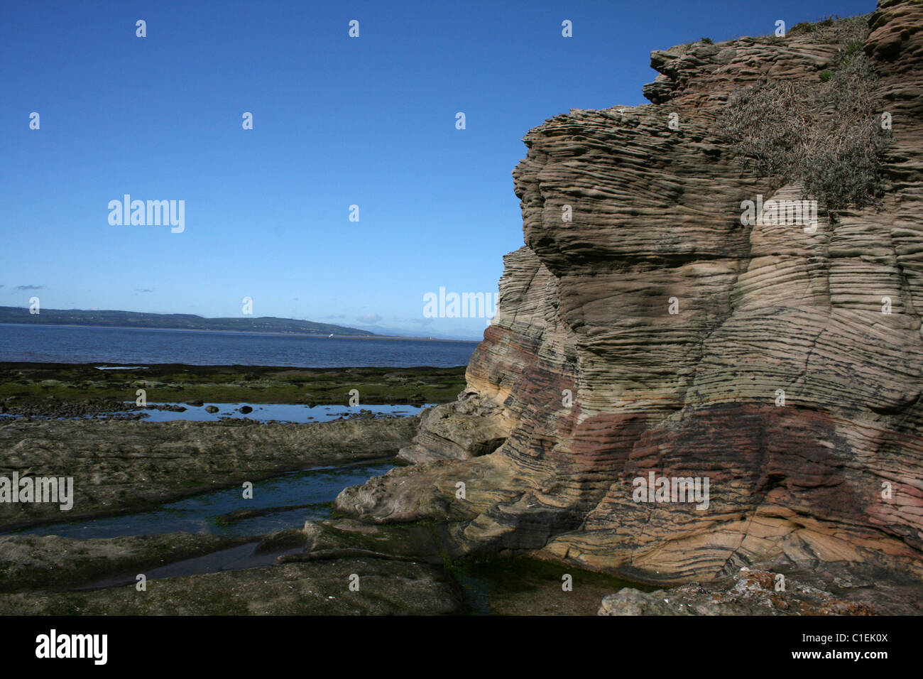 Vista da Hilbre Island attraverso la Dee estuario verso il Galles Foto Stock
