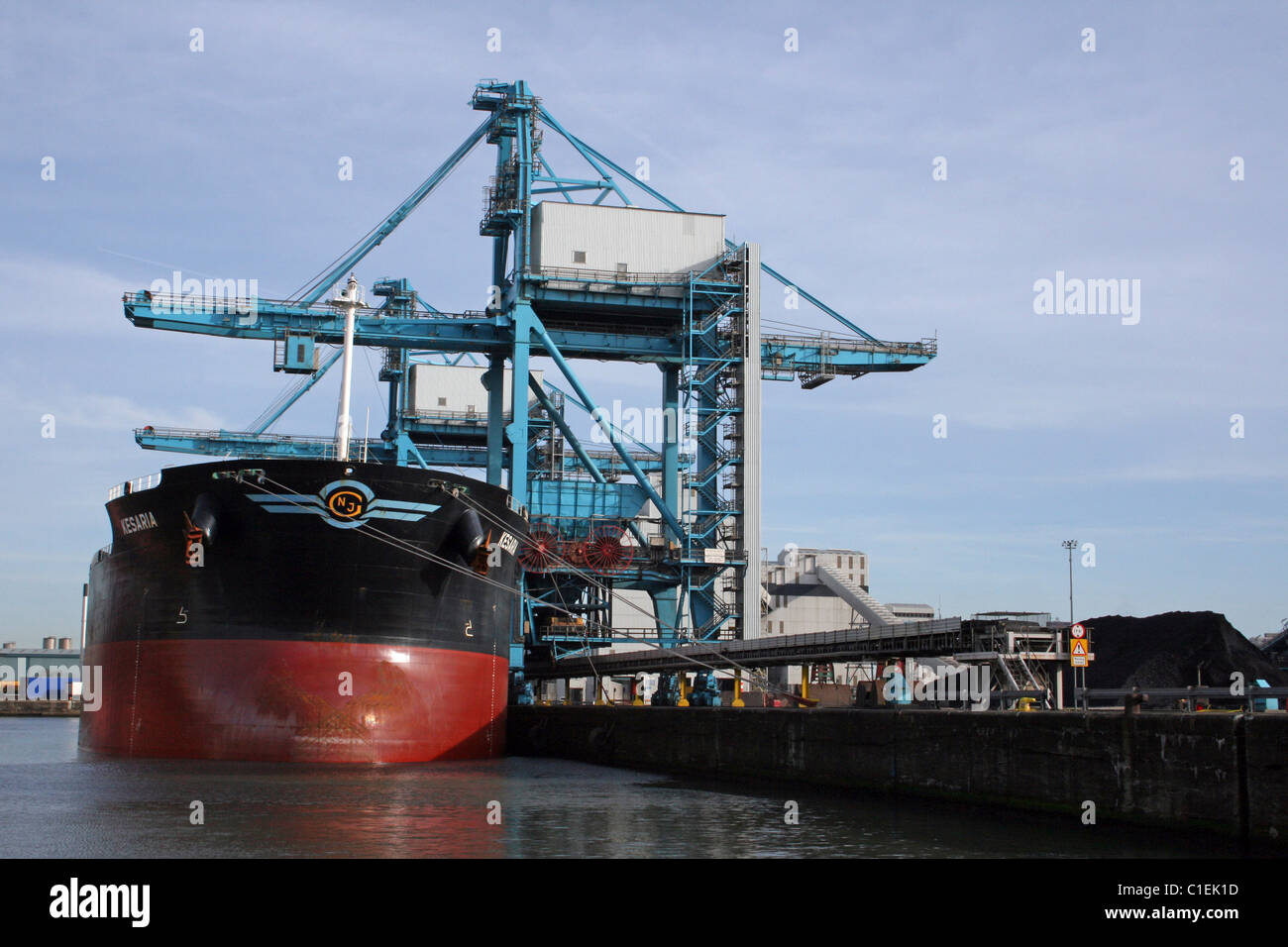 Lo scarico delle navi del carbone a Liverpool Docks, REGNO UNITO Foto Stock