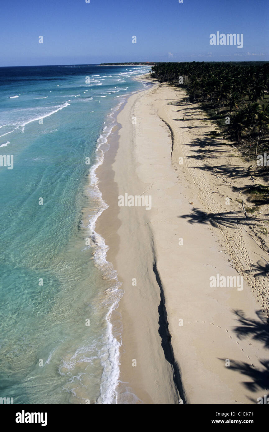 Repubblica Dominicana, Altagracia Provincia, la selvaggia spiaggia di Bavaro dopo la zona dell'hotel (vista aerea) Foto Stock