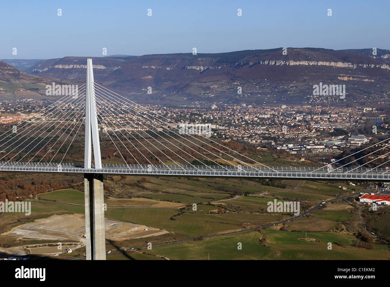 Francia Aveyron il viadotto di Millau (A75 autostrada) costruito da Michel Virlogeux & Norman Foster situato tra il Causse de Sauveterre & Foto Stock