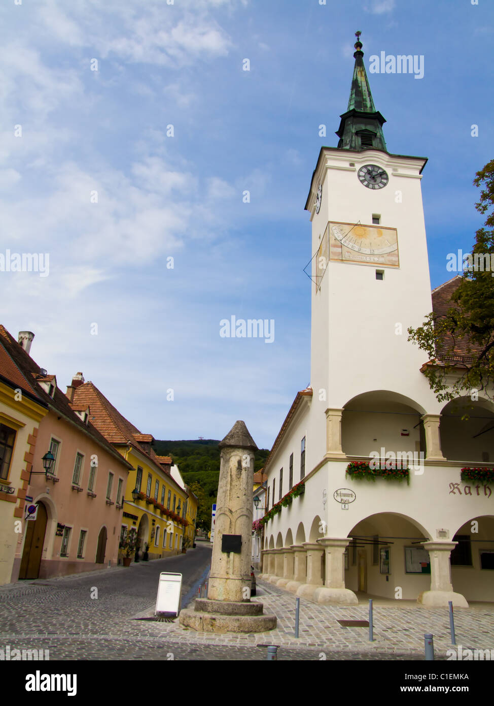 Bassa Austria, Gumpoldskirchen, Cityscape con la Chiesa Foto Stock