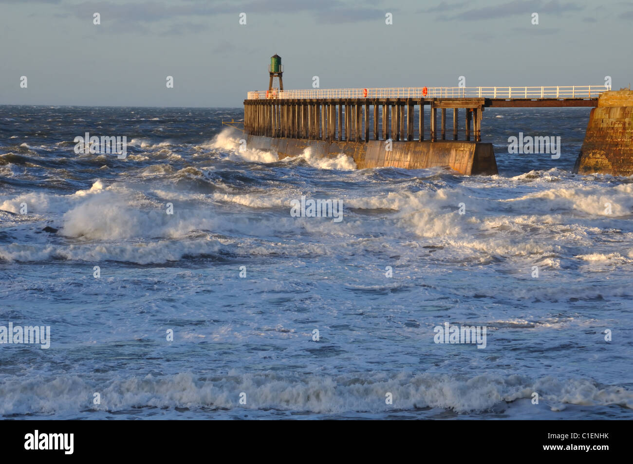 Mare mosso contro una parete del porto Foto Stock