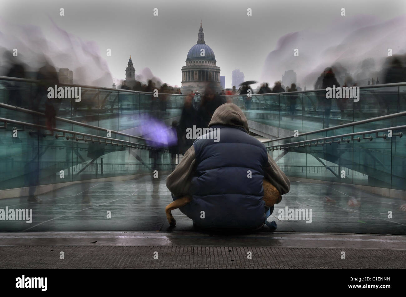 Un senzatetto nella trafficata London Foto Stock