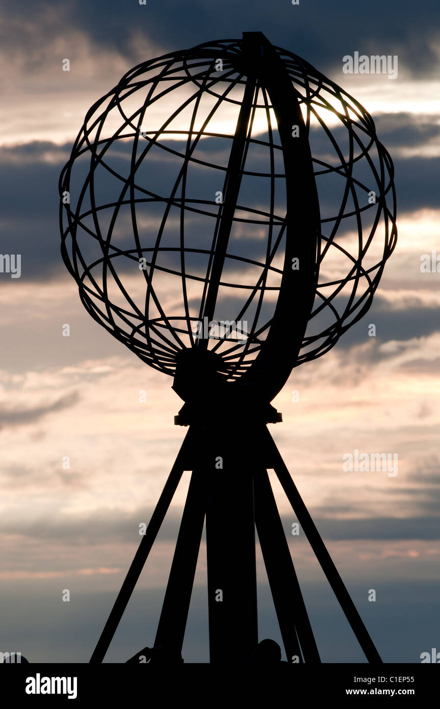 In tutto il mondo su Nordkapp, nuvole durante il tramonto in background. Foto Stock