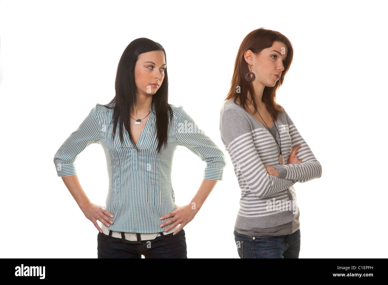 Due giovani donne huffy e insultato in una controversia Foto Stock